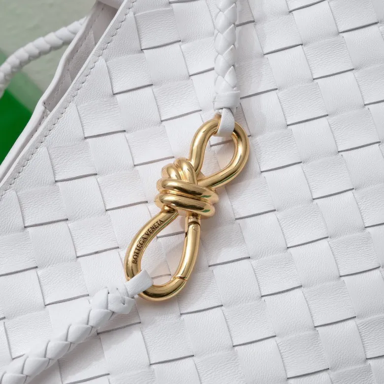 The 2023 new Andiamo batch of 2260 BV has been shipped‼ ️Really popular🔥The new Andiamo woven handbag launched by Bottega Veneta this season is really popular all over the world! ! Celebrities at home and abroad have worn it, and Oscar-winning actress Michelle Yeoh has taken it out on the street. Song Jia, Trai Yara, Yu Feihong, Sanji Ayaka, Rosie Hunting-Whiteley, Yoshioka Riho, etc. have all picked up this bag. It is classic and versatile, showing off its temperament, and the bag capacity is also large, which is very convenient for daily commuting! ! A variety of carrying methods, the shoulder straps can be adjusted by yourself, the original lambskin feels soft and delicate, and the unisex style breaks gender boundaries and brings a more practical and longer-lasting use experience. Andiamo, which has both elegant and casual styles, perfectly interprets the true appearance of "fashionable old money style". Style number: 8463 Size: 32*24*12